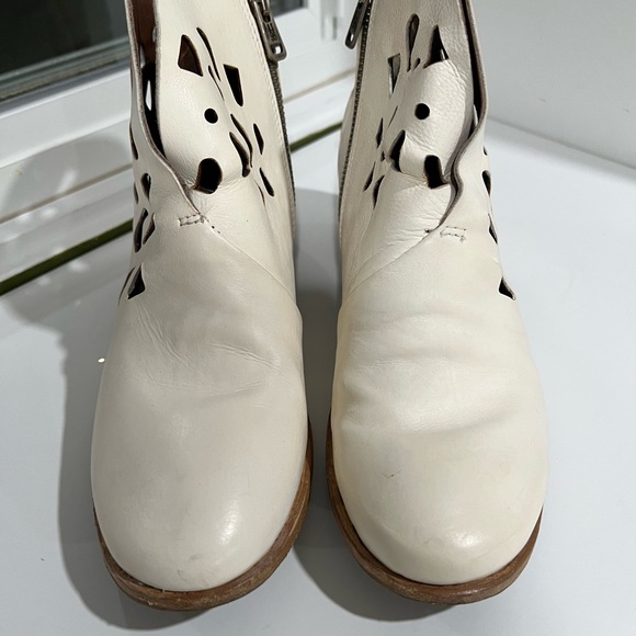 AS98 Ivory CutOut Ankle Boots 38/8 - Picture 7 of 16